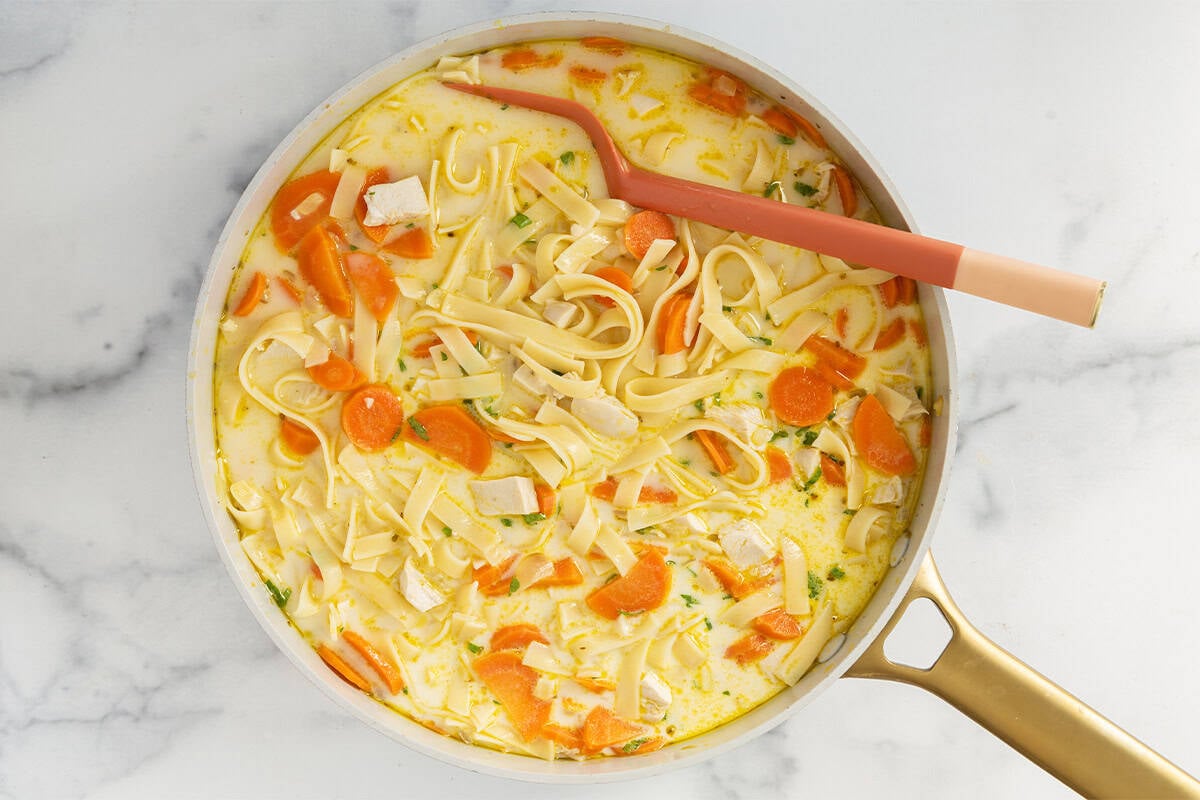Zuppa cremosa di noodle al pollo