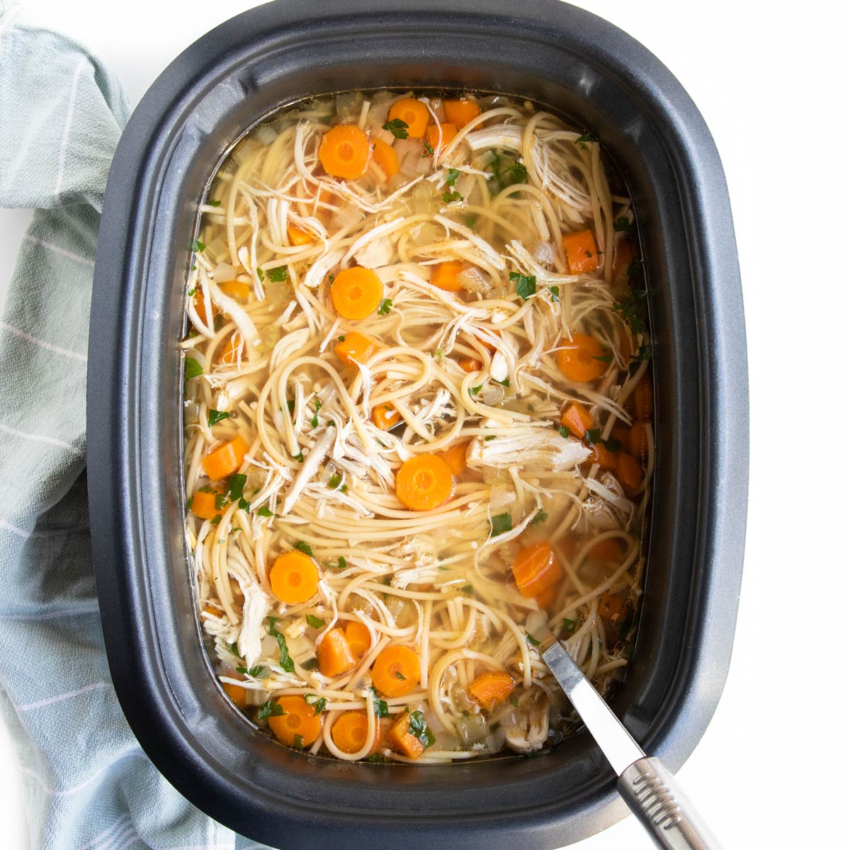 Zuppa di noodle al pollo a cottura lenta
