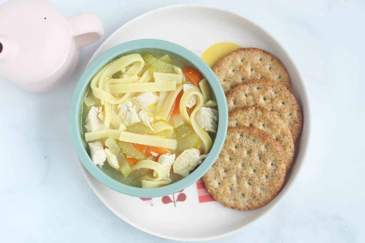 Zuppa di noodle al pollo così facile per bambini