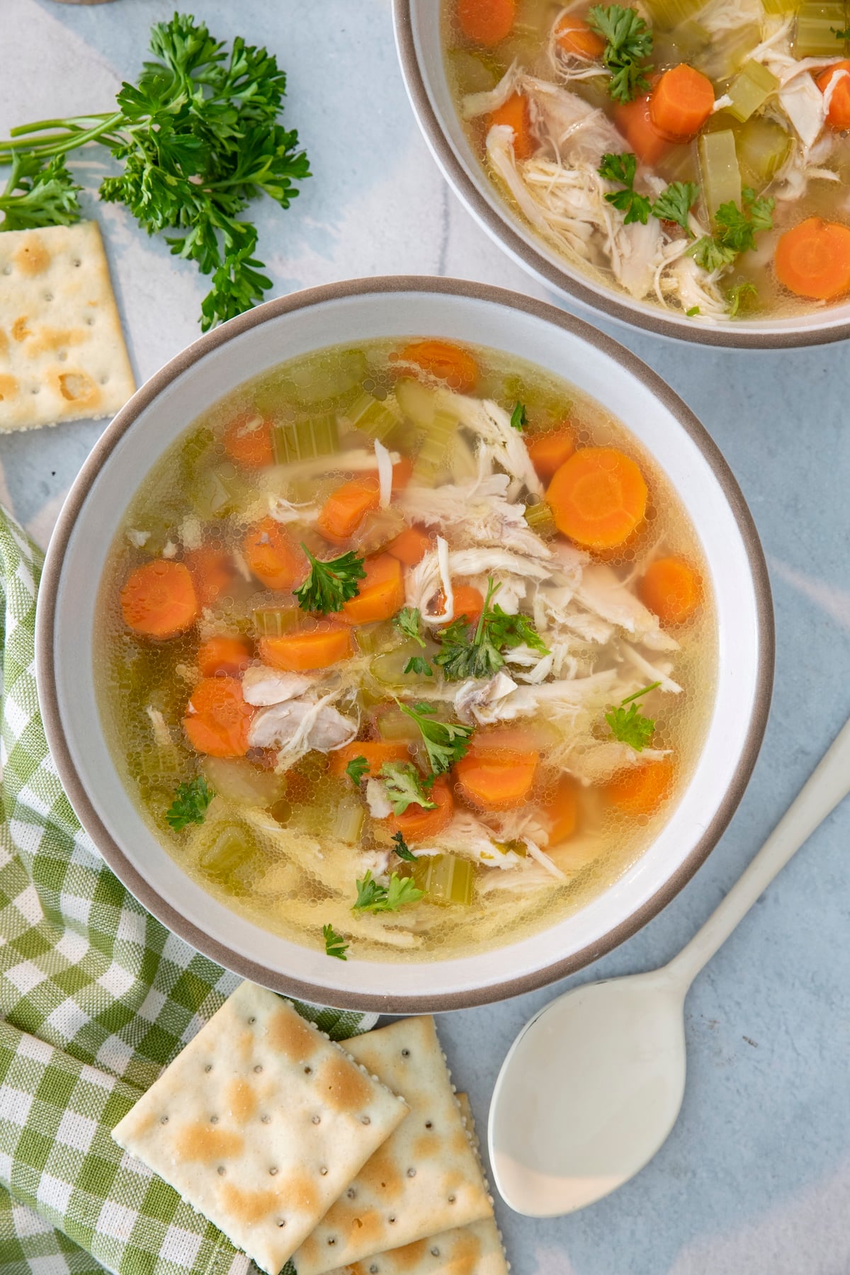 Zuppa di pollo in pentola a pressione con pollo intero